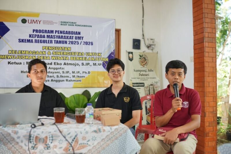 pendampingan penguatan Pokdarwis Semoyo oleh dosen IP UMY, Muhammad Eko Atmojo, S.IP., M.IP (berkaos merah)