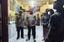 Bupati Sleman Harda Kiswaya meninjau langsung kediaman Agus Yani yang mengeluarkan Api, Sabtu (30/5/2026)
(Wawan-jogjaoke.com)