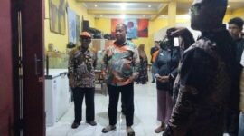 Bupati Sleman Harda Kiswaya meninjau langsung kediaman Agus Yani yang mengeluarkan Api, Sabtu (30/5/2026)
(Wawan-jogjaoke.com)