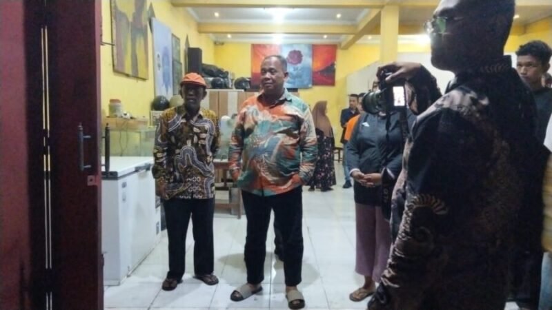 Bupati Sleman Harda Kiswaya meninjau langsung kediaman Agus Yani yang mengeluarkan Api, Sabtu (30/5/2026)
(Wawan-jogjaoke.com)