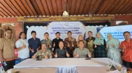 FOTO BERSAMA-Ketua IKA SPS UNNES, Irjen Pol Dr Susilo Teguh R, M.Si (duduk depan paling kiri) foto bersama para Pengurus, usai Silaturahim dan Rapat Kerja. (Foto Ist).