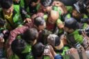 Mantan Mendikbudristek Nadiem Makarim merangkul dan memeluk para pengemudi ojek online yang memberinya dukungan usai sidang pembacaan tuntutan di pengadilan tipikor. (Antara Foto)