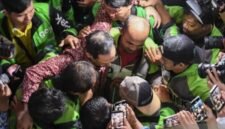 Mantan Mendikbudristek Nadiem Makarim merangkul dan memeluk para pengemudi ojek online yang memberinya dukungan usai sidang pembacaan tuntutan di pengadilan tipikor. (Antara Foto)