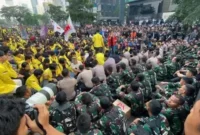 Aksi demo mahasiswa dalam barikade aparat gabungan di Jakarta, Jumat (12/6/2026).