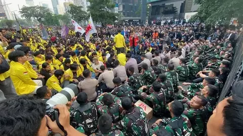 Aksi demo mahasiswa dalam barikade aparat gabungan di Jakarta, Jumat (12/6/2026).