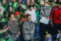 Detik-detik Nadiem Makarim tiba di ruang sidang diiringi sejumlah driver gojek. (Jennus/Instagram)