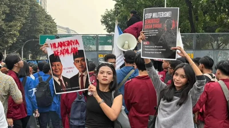 Aksi mahasiswa dari berbagai perguruan tinggi swasta menyuarakan serangkaian tuntutan kepada pemerintah. (BBC)