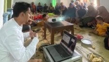 Foto tim pengbadian dari UMY saat memberikan materi dan pendampingan kepada petani kopi di Grabag, Magelang