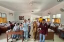 Foto dosen Ekonomi UMY saat memberikan pembelajaran inovatif tentang literasi keuangan melalui Flash Card Game kepada siswa/siswi SMAN 2 Bantul