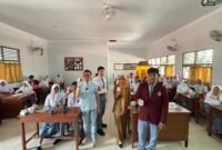 Foto dosen Ekonomi UMY saat memberikan pembelajaran inovatif tentang literasi keuangan melalui Flash Card Game kepada siswa/siswi SMAN 2 Bantul