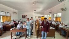 Foto dosen Ekonomi UMY saat memberikan pembelajaran inovatif tentang literasi keuangan melalui Flash Card Game kepada siswa/siswi SMAN 2 Bantul