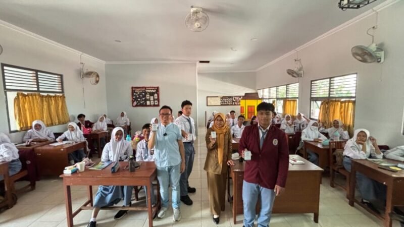 Foto dosen Ekonomi UMY saat memberikan pembelajaran inovatif tentang literasi keuangan melalui Flash Card Game kepada siswa/siswi SMAN 2 Bantul