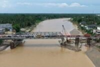Pembangunan Jembatan Krueng Tingkeum di Kecamatan Kutablang, Kabupaten Bireuen, Aceh. dok. Satgas PRR/Kementerian PU
