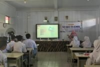 Narasumber dari Kanwil DJP Banten menyampaikan materi mengenai pentingnya pajak kepada peserta seminar di Aula SMK Pasundan 2 Kota Serang, Selasa (26/5/2026).