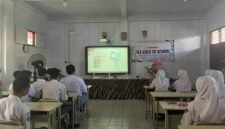 Narasumber dari Kanwil DJP Banten menyampaikan materi mengenai pentingnya pajak kepada peserta seminar di Aula SMK Pasundan 2 Kota Serang, Selasa (26/5/2026).