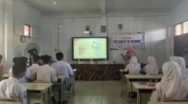 Narasumber dari Kanwil DJP Banten menyampaikan materi mengenai pentingnya pajak kepada peserta seminar di Aula SMK Pasundan 2 Kota Serang, Selasa (26/5/2026).