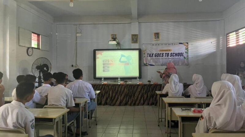 Narasumber dari Kanwil DJP Banten menyampaikan materi mengenai pentingnya pajak kepada peserta seminar di Aula SMK Pasundan 2 Kota Serang, Selasa (26/5/2026).