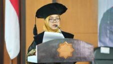 Guru Besar UMY bidang Parasitologi, Prof. Dr. drh. Tri Wulandari Kesetyaningsih, M.Kes saat menyampaikan orasi ilmiah pengukuhan guru besarnya di UMY