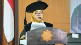 Guru Besar UMY bidang Parasitologi, Prof. Dr. drh. Tri Wulandari Kesetyaningsih, M.Kes saat menyampaikan orasi ilmiah pengukuhan guru besarnya di UMY
