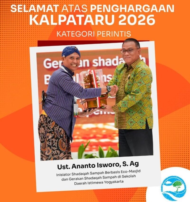 Alumni KPI UMY, Ananto Isworo saat menerima penghargaan Kalpataru 2026 di Jakarta
