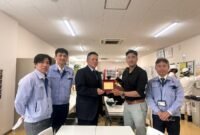Head of Industry Partnership and Employability DKGE UMY, Ir. Emil Adly, M.Eng., Ph.D (kemeja hitam) menerima kenang-kenangan dari perwakilan perusahan  Technosmile Co., Ltd. Jepang