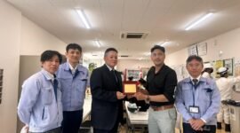 Head of Industry Partnership and Employability DKGE UMY, Ir. Emil Adly, M.Eng., Ph.D (kemeja hitam) menerima kenang-kenangan dari perwakilan perusahan  Technosmile Co., Ltd. Jepang
