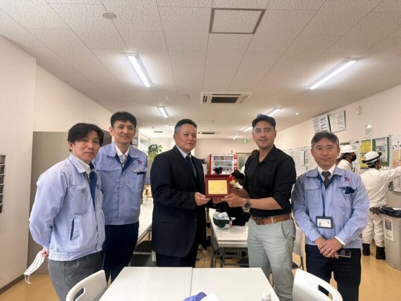 Head of Industry Partnership and Employability DKGE UMY, Ir. Emil Adly, M.Eng., Ph.D (kemeja hitam) menerima kenang-kenangan dari perwakilan perusahan  Technosmile Co., Ltd. Jepang