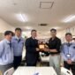 Head of Industry Partnership and Employability DKGE UMY, Ir. Emil Adly, M.Eng., Ph.D (kemeja hitam) menerima kenang-kenangan dari perwakilan perusahan  Technosmile Co., Ltd. Jepang