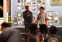 Chairul Mukmin juara pertama SUCI musim ke-12 saat melakukan open mic bersama komunitas Stand Up UMY di R3 Cafe, Kasihan, Bantul