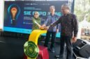 pembukaan secara simbolis SIE Expo 2026 UMY oleh Rektor UMY (tengah) didampingi Wakil Rektor bidang Riset, Inovasi, dan Hilirisasi, dan Direktur DIH