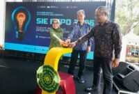 pembukaan secara simbolis SIE Expo 2026 UMY oleh Rektor UMY (tengah) didampingi Wakil Rektor bidang Riset, Inovasi, dan Hilirisasi, dan Direktur DIH