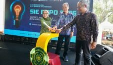pembukaan secara simbolis SIE Expo 2026 UMY oleh Rektor UMY (tengah) didampingi Wakil Rektor bidang Riset, Inovasi, dan Hilirisasi, dan Direktur DIH