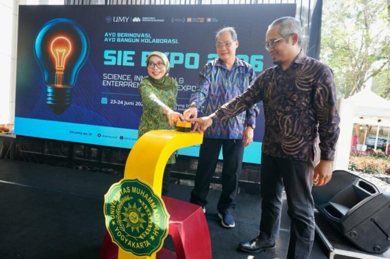 pembukaan secara simbolis SIE Expo 2026 UMY oleh Rektor UMY (tengah) didampingi Wakil Rektor bidang Riset, Inovasi, dan Hilirisasi, dan Direktur DIH