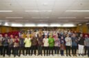 Pimpinan UMY bersama dosen dan mahasiswa berfoto bersama dalam kegiatan Syukuran QS WUR 2027 yang berhasil dicapai oleh UMY