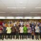 Pimpinan UMY bersama dosen dan mahasiswa berfoto bersama dalam kegiatan Syukuran QS WUR 2027 yang berhasil dicapai oleh UMY