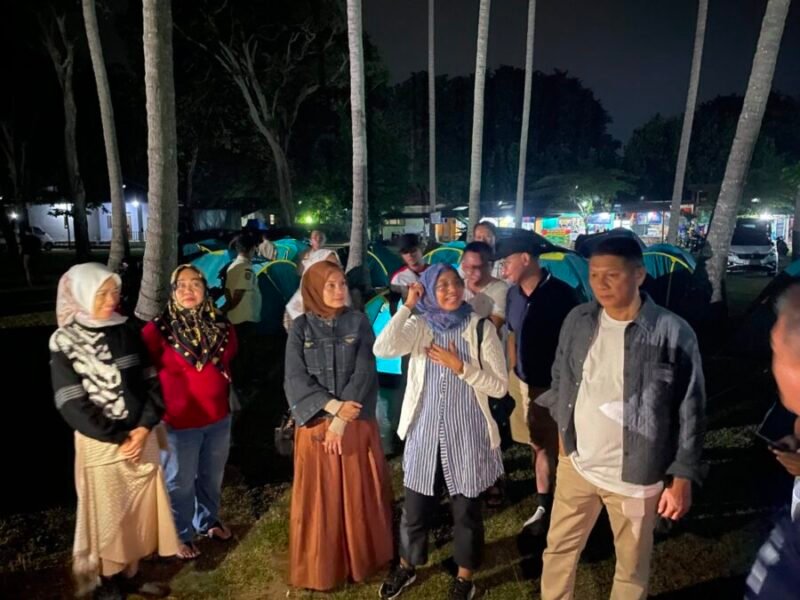 Warga Sedang Berkumpul Mengadakan Festival