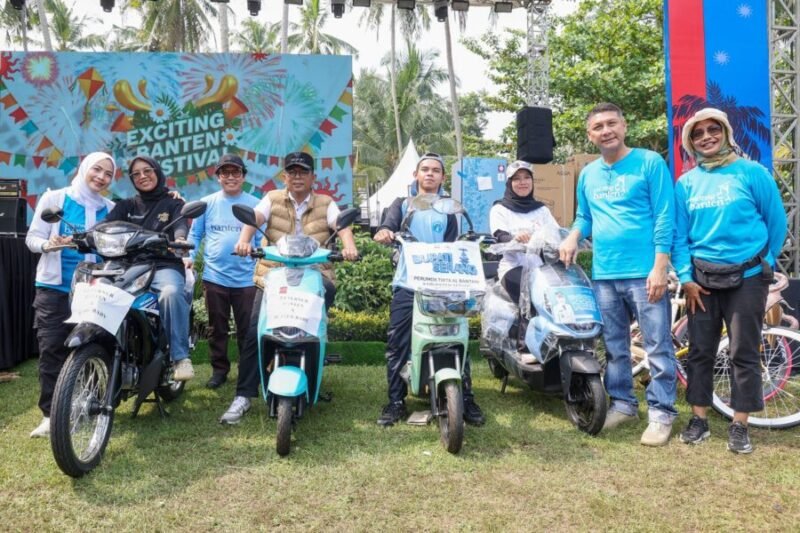 Momen bersama para penerima hadiah utama dalam rangkaian Exciting Banten Festival.