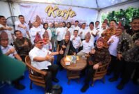 Suasana penuh keakraban dan semangat sportivitas saat Gubernur, Jamintel,di area ramah tamah luar ruangan.