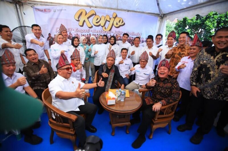 Suasana penuh keakraban dan semangat sportivitas saat Gubernur, Jamintel,di area ramah tamah luar ruangan.