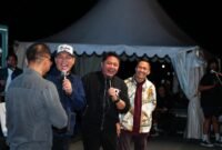Herman Deru (tengah) tampak ceria di atas panggung saat mengampanyekan gerakan digitalisasi ekonomi dan penggunaan QRIS untuk memajukan UMKM di Sumatera Selatan