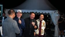 Herman Deru (tengah) tampak ceria di atas panggung saat mengampanyekan gerakan digitalisasi ekonomi dan penggunaan QRIS untuk memajukan UMKM di Sumatera Selatan