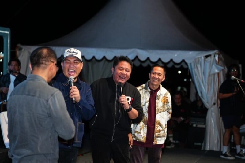 Herman Deru (tengah) tampak ceria di atas panggung saat mengampanyekan gerakan digitalisasi ekonomi dan penggunaan QRIS untuk memajukan UMKM di Sumatera Selatan