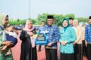 Andra Soni secara simbolis menyerahkan bantuan Program Genting (Bantuan Perbaikan Rumah Tidak Layak Huni) kepada perwakilan warga dalam rangkaian peringatan Harganas ke-33.