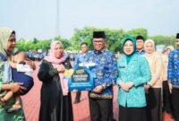 Andra Soni secara simbolis menyerahkan bantuan Program Genting (Bantuan Perbaikan Rumah Tidak Layak Huni) kepada perwakilan warga dalam rangkaian peringatan Harganas ke-33.