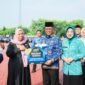 Andra Soni secara simbolis menyerahkan bantuan Program Genting (Bantuan Perbaikan Rumah Tidak Layak Huni) kepada perwakilan warga dalam rangkaian peringatan Harganas ke-33.