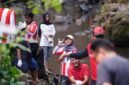 Di sela-sela kesibukan membersihkan aliran air, keceriaan dan semangat kekeluargaan tetap menyelimuti para warga dan relawan.