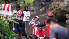 Di sela-sela kesibukan membersihkan aliran air, keceriaan dan semangat kekeluargaan tetap menyelimuti para warga dan relawan.