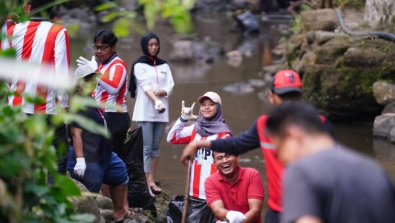 Di sela-sela kesibukan membersihkan aliran air, keceriaan dan semangat kekeluargaan tetap menyelimuti para warga dan relawan.