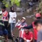 Di sela-sela kesibukan membersihkan aliran air, keceriaan dan semangat kekeluargaan tetap menyelimuti para warga dan relawan.