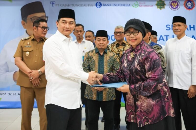 Wakil Gubernur Dimyati (kiri) bersalaman dengan perwakilan penerima saat menyerahkan berkas dokumen dalam acara penyerahan 5.000 Sertifikat Halal UMKM